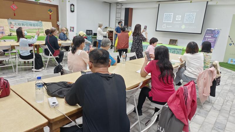 課堂中，講師帶領學員實際演練如何在手機上安裝 ChatGPT App，從尋找下載位置到完成，讓大家能順利體驗 AI 工具的便利。