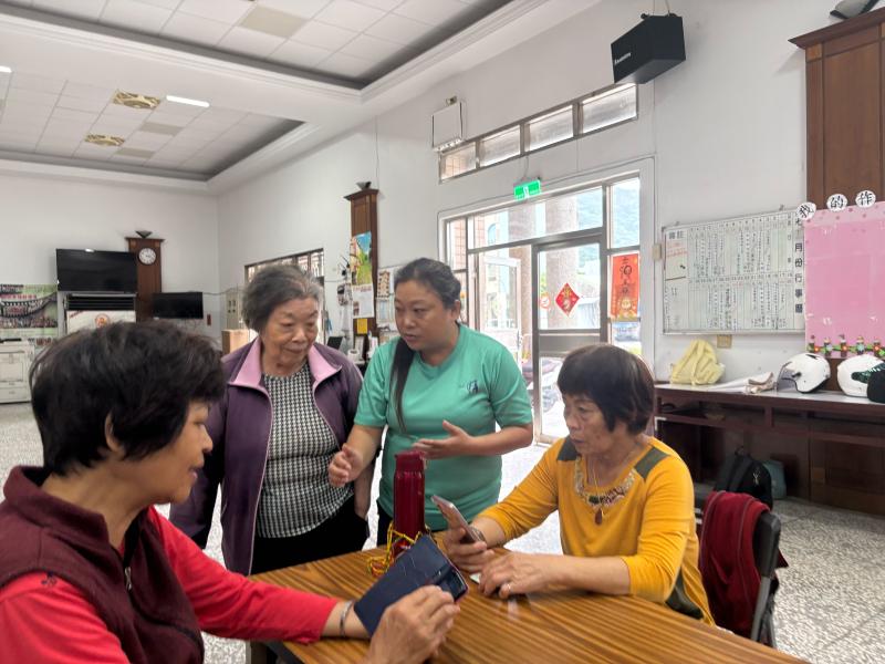 細心指導下，每一步都清楚易懂，邊學邊用手機實作，讓長輩完成操作。