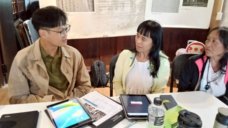 在課程中，講師帶領大家分享各自家鄉的特色，學員們彼此交流、互相補充，不時激起笑聲與共鳴，讓教室氣氛格外熱絡。