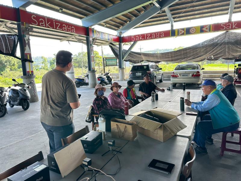 講師親自指導學員下在上課應用程式