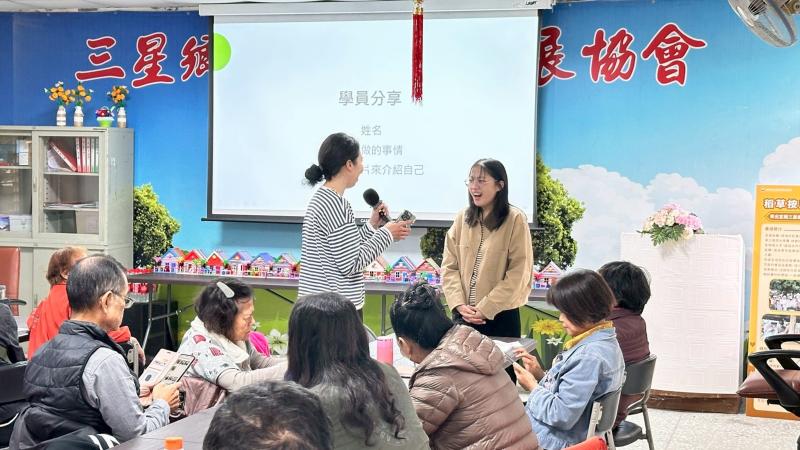 透過AI將黑白老照片進行智慧上色與修復。