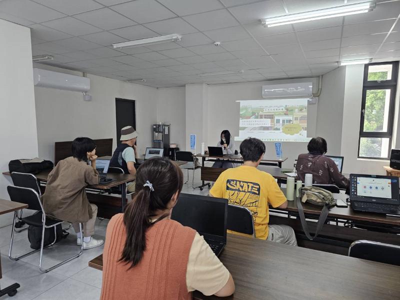 老師帶領我們瀏覽其他策展平台