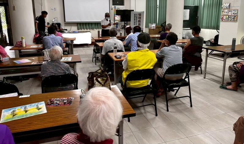 學員認真聆聽講師上課內容