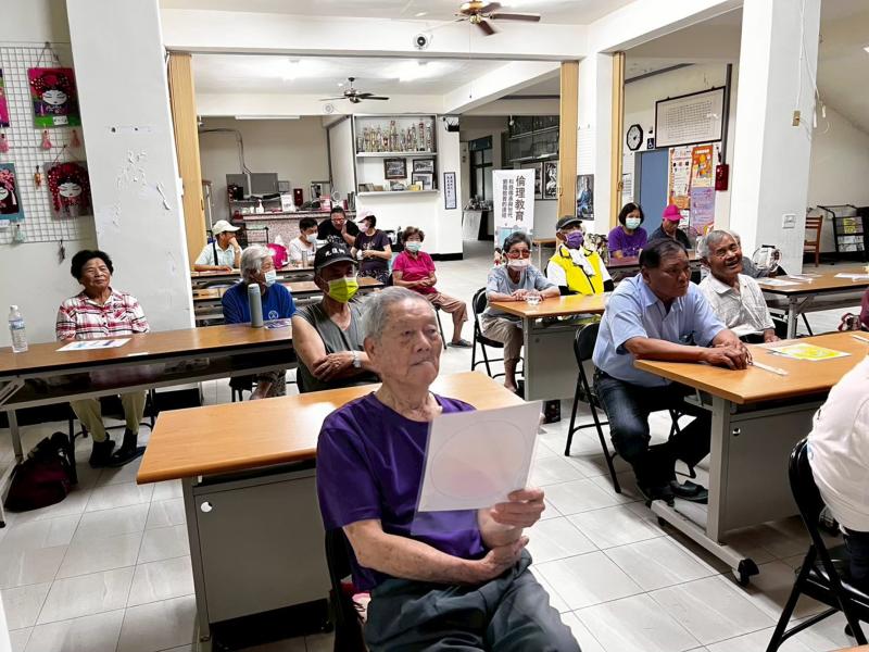 學員在練習講師發的操作守則