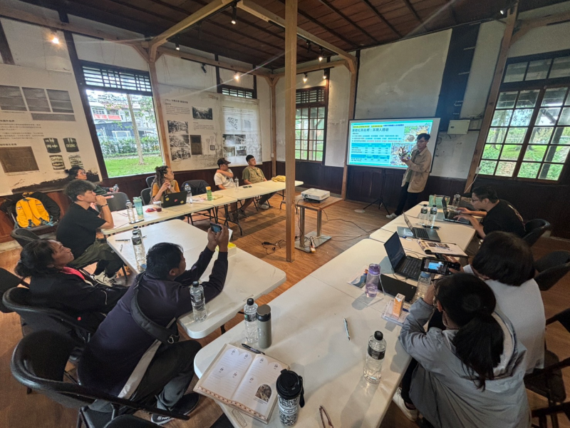 課程中，講師以「在地旅遊遊程」為例，帶領大家思考如何把地方文化、特色故事與服務體驗結合，讓遊客不只是來走走，而是能真正「感受到價值」。。