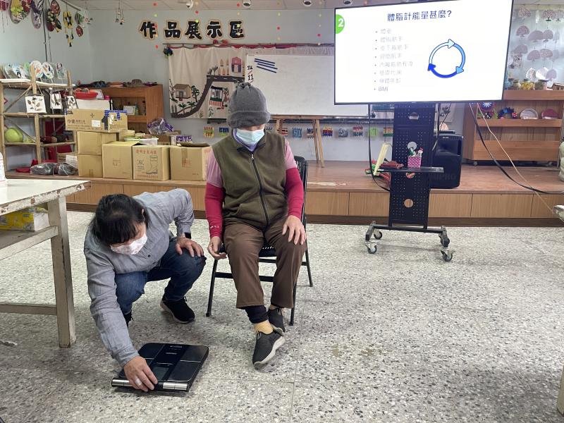 使用數位體脂機來簡單了解身體健康狀態