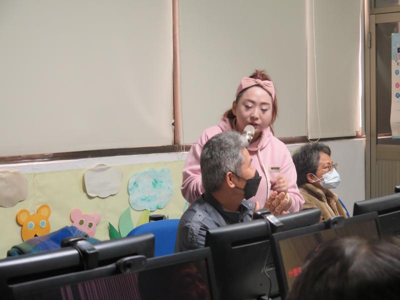 講師與學員互動，協助調整AI歌曲生成參數