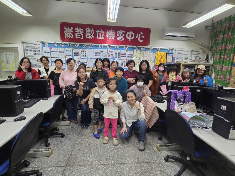 課後學員合影。