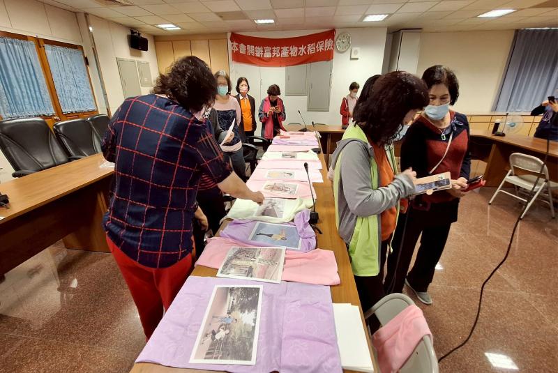 學員相互觀摩大家產出之圖像設計作品