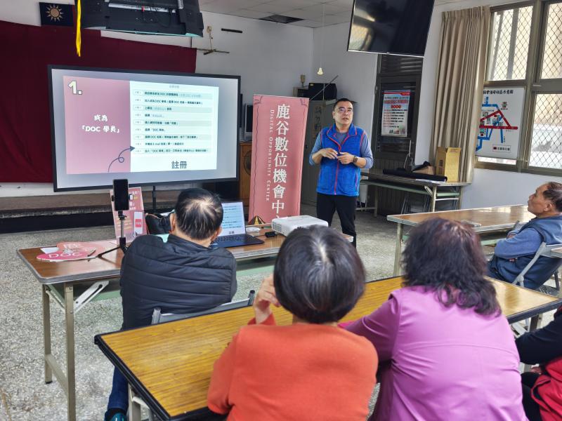 在課程中，講師以實際案例介紹多種線上學習資源，包含 DOC 數位學習平台、YouTube 教學與 AI 自主學習工具等，協助長輩理解線上課程的取得方式。透過清楚的投影片示範，學員能掌握平台的特色與操作方式，逐步建立自信並願意開始自主學習。