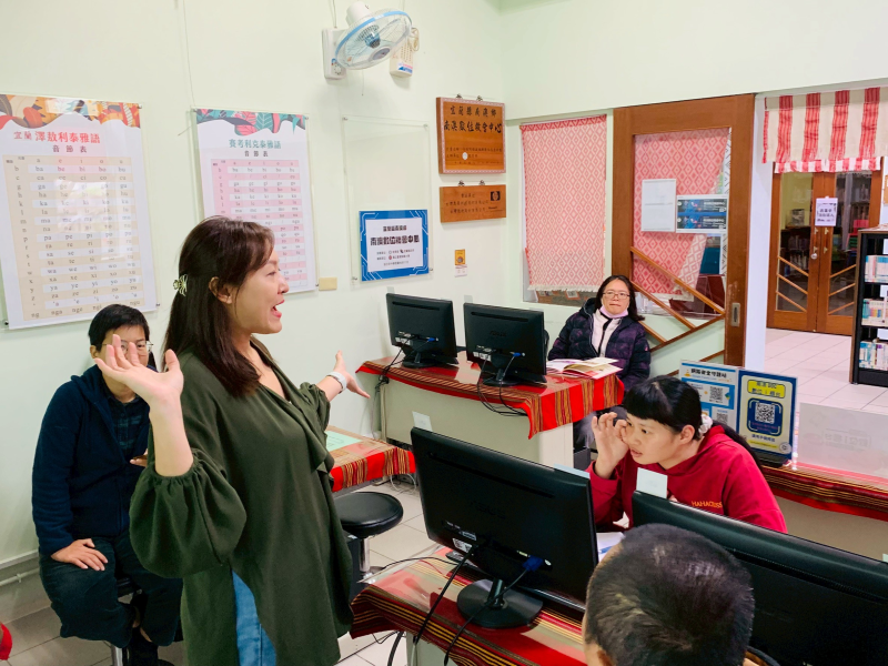 大家針對節目主題、訪談內容及表達方式熱烈討論，腦力激盪中，每個人的創意都閃耀出光芒。