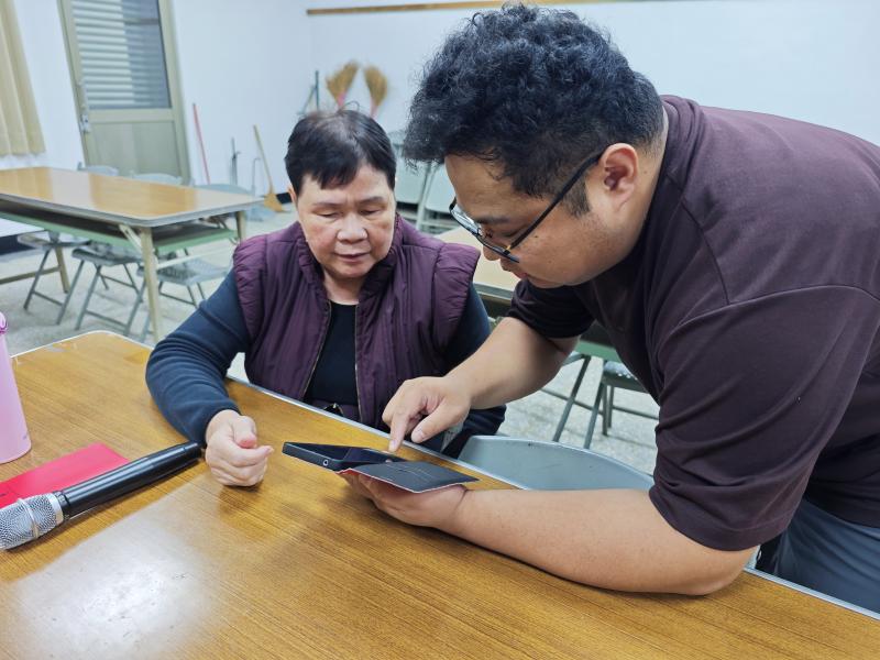 學員們在講師帶領下，學習如何讓手機成為生活小幫手，並且利用手機現在的 AI工具 查詢資訊、安排代辦事項、進行生活化搜尋等。學員透過課程了解 AI 與生活的連結