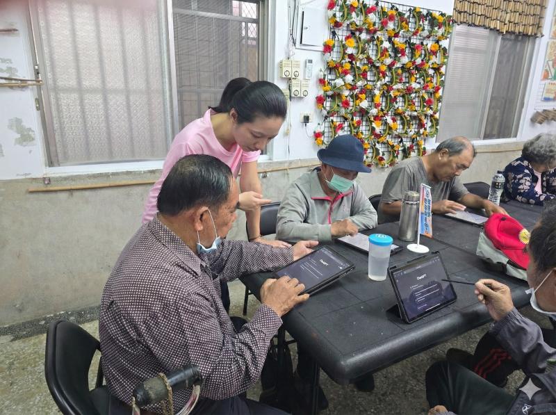 讓長輩適應平板、適應新的APP，講師與助教手把手的教學讓長輩開始不害怕新科技