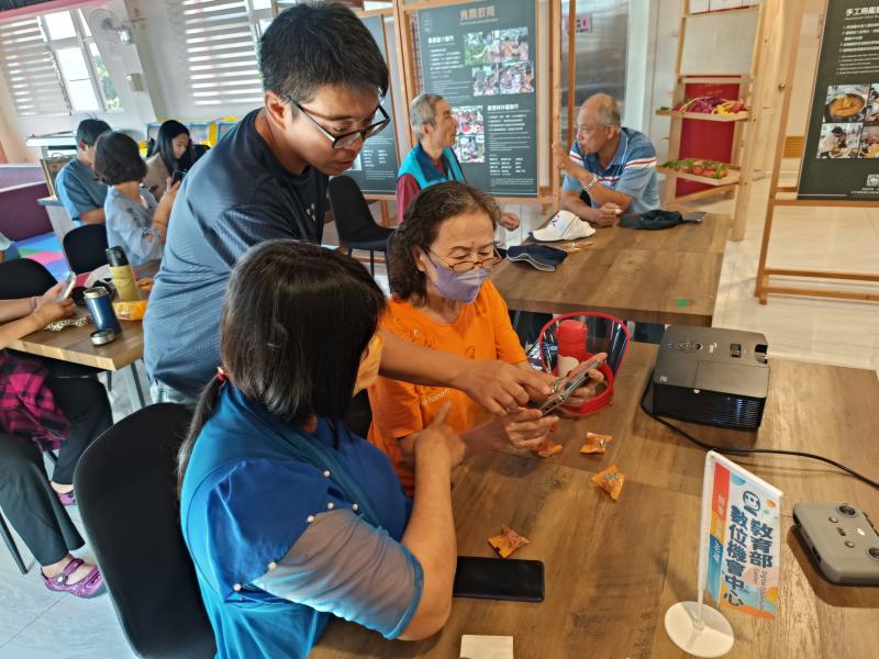 透過講師的示範，學員使用手機模擬空拍機搖桿實際體驗起飛。