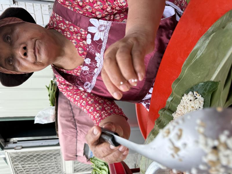 奶奶利用月桃葉及甲酸漿頁製作排灣族傳統美食-阿粨