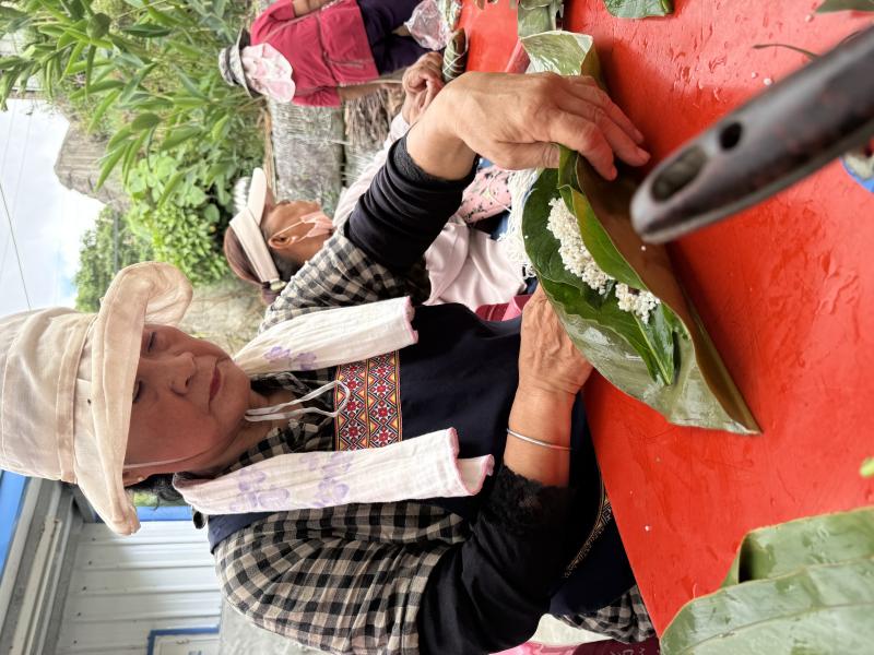 經過奶奶們的巧手，米粒、葉片、肉料碰撞在一起後，製作成了排灣族傳統美食-阿粨