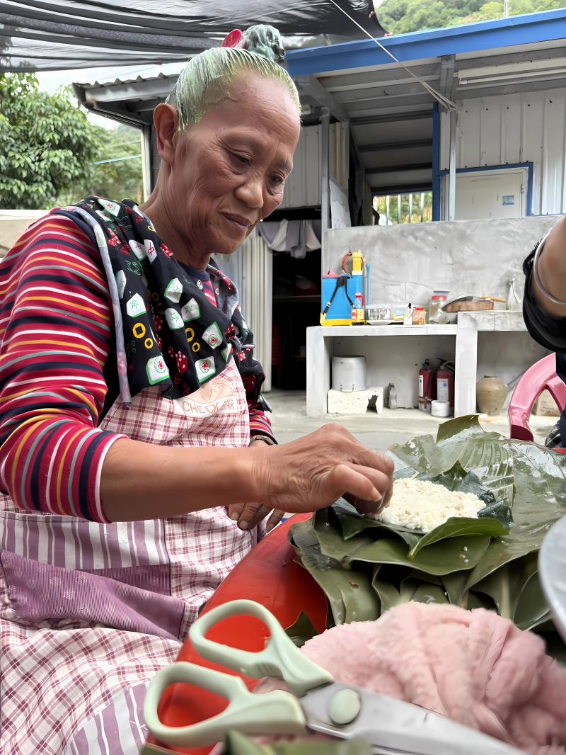 照片拍攝於一位奶奶家的戶外空間，大家協力製作原住民傳統食物——阿粨