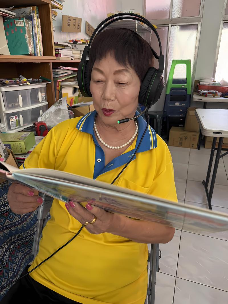 奶奶們爭先恐後的想要念故書書。