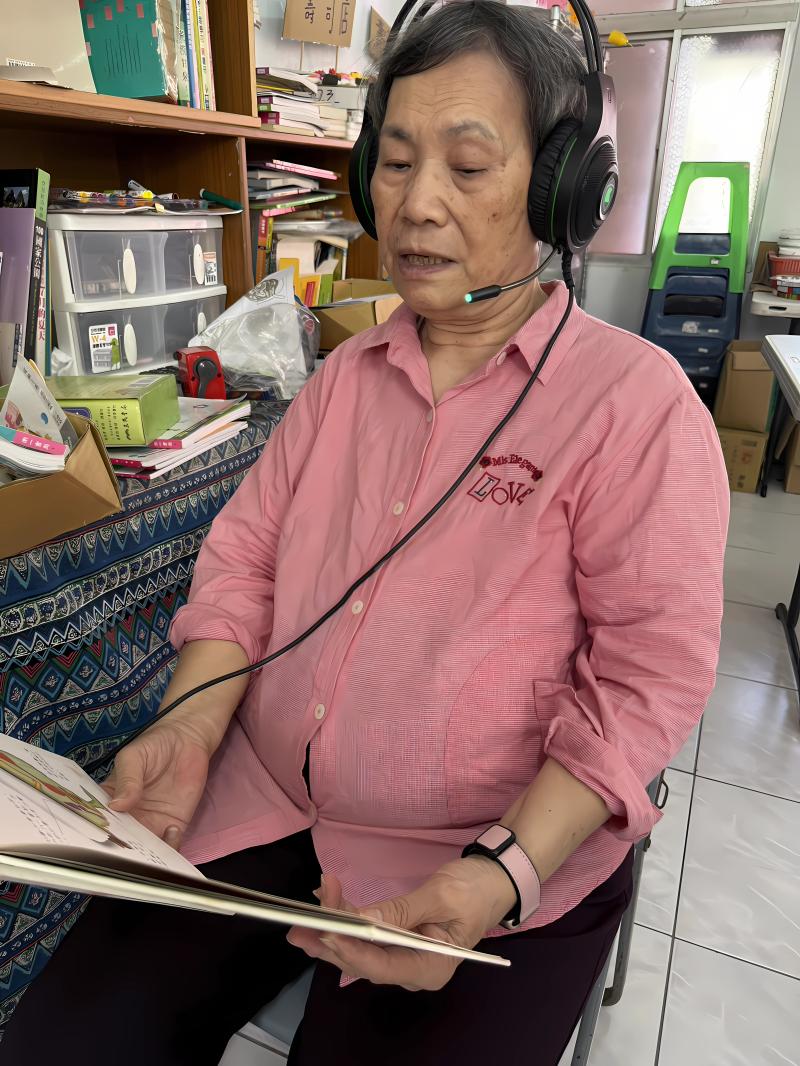 慢慢說話，一個字一個字念清楚。