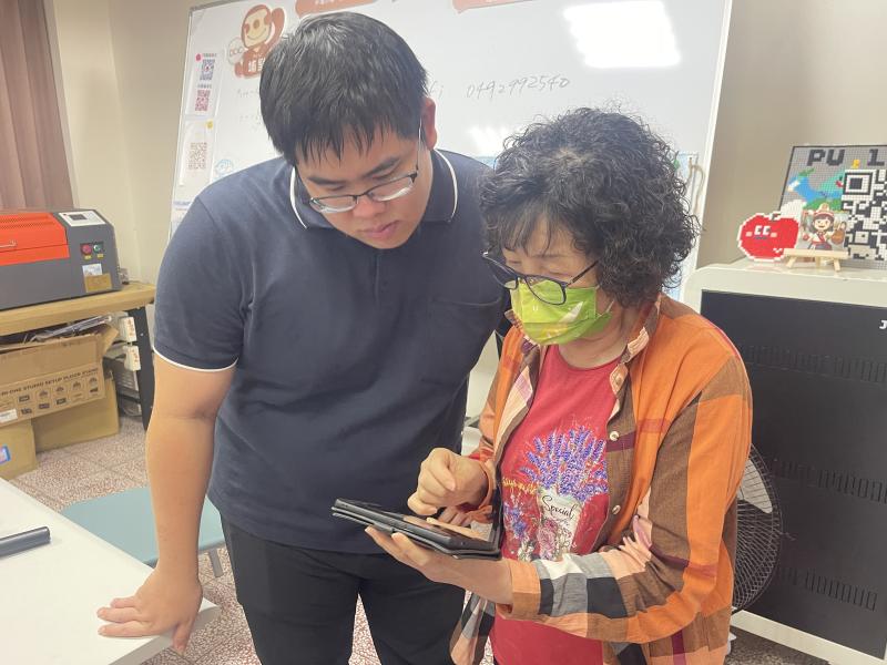 完成拍攝後,學員返回教室進行後製與建置,將戶外素材整合為可互動瀏覽的全景成果。