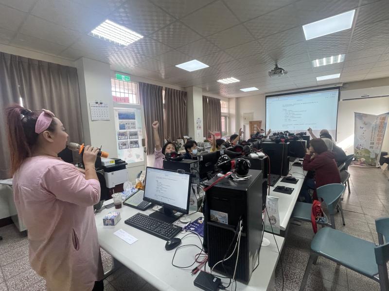 講師帶領學員認識雷雕作品的基礎設計概念，包括圖文繪製、排版比例與線條粗細設定等要點。