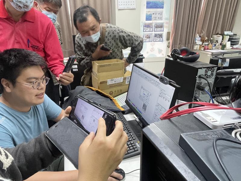 講師示範雷雕軟體的參數設定，包括功率、速度、材質選擇與焦距調整等細節。