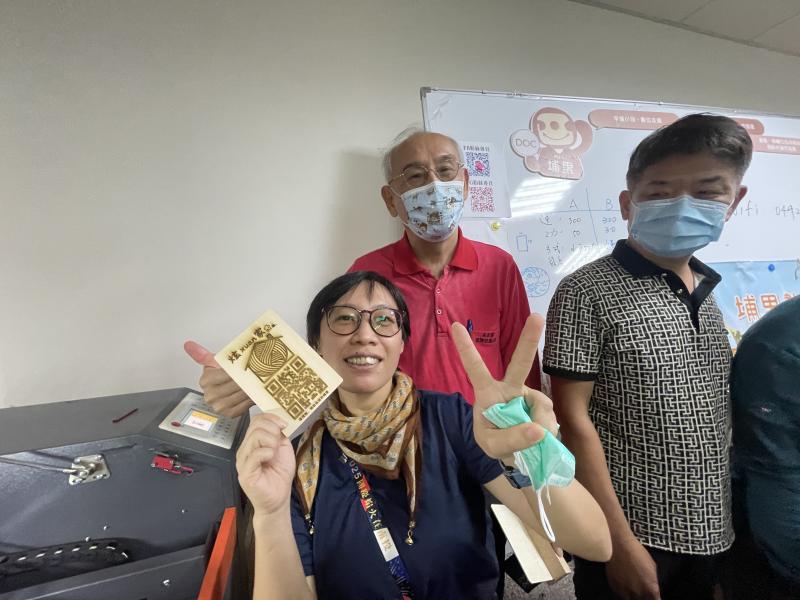 作品完成後，大家拿著剛出爐的雷雕成品興奮合照、分享成果，現場充滿成就感。