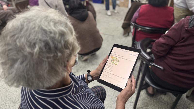 文健站長輩第一次使用AI