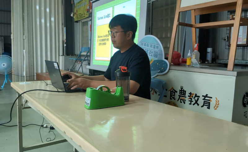 講師在介紹臉書後台控制的數據