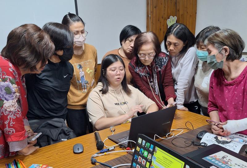 老師不願其煩指導學員操作