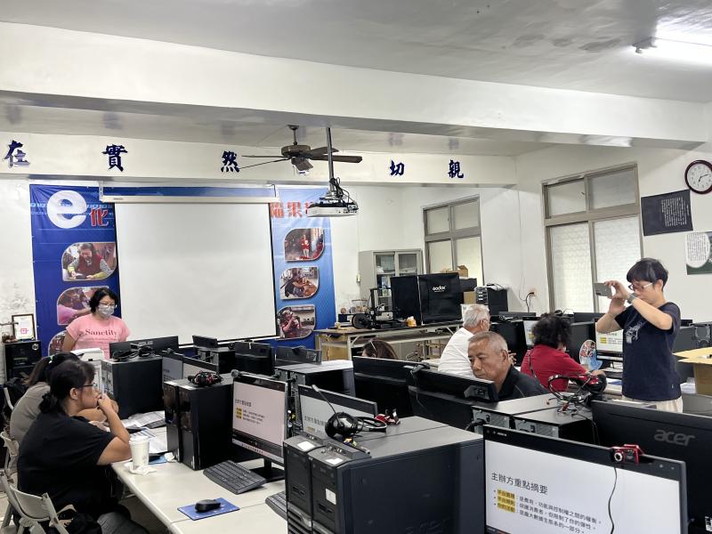 講師說明財源滾滾・網路銷售平台經營概念