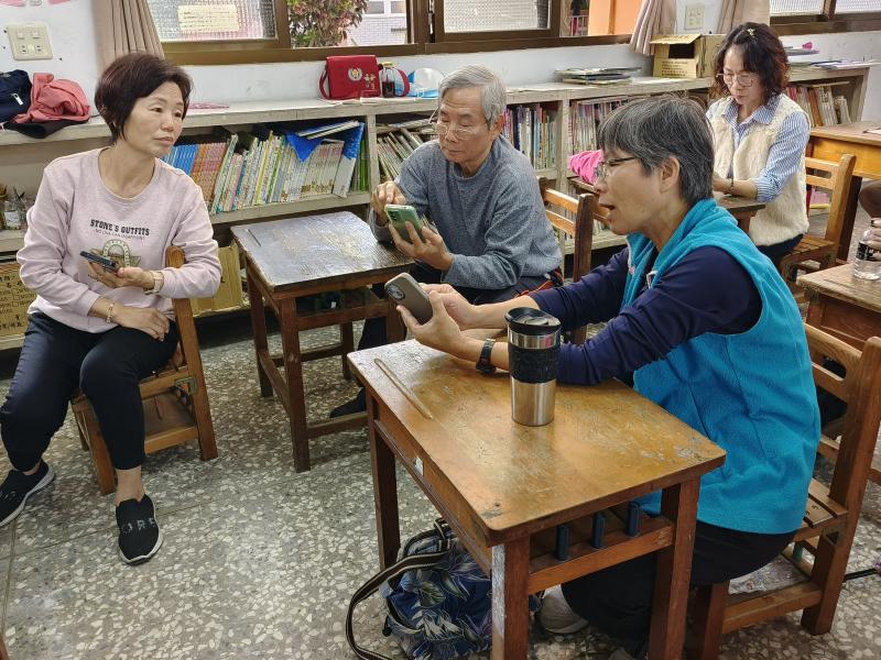 學員互相展示自己的貼圖創作，露出開心的表情。