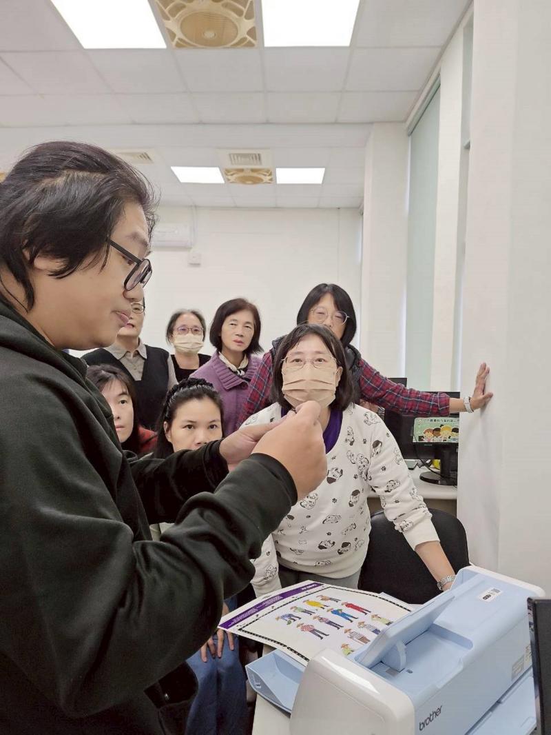 老師講解裁藝機的操作方式