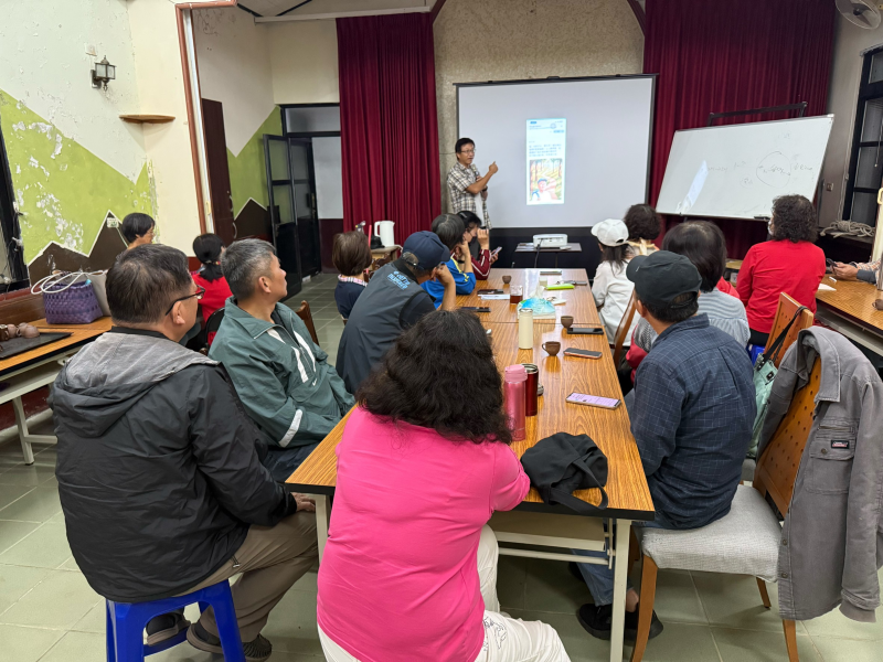 學員們認真聆聽老師介紹AI聊天機器人