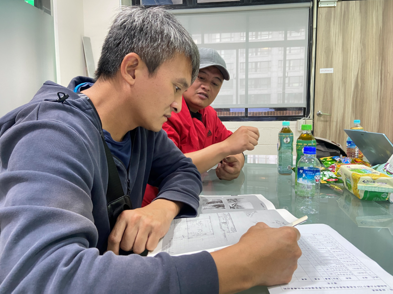 在介紹家屋構造與文化意涵後，學員們依照自己拍攝或手中的照片，逐一說出自己的想法。