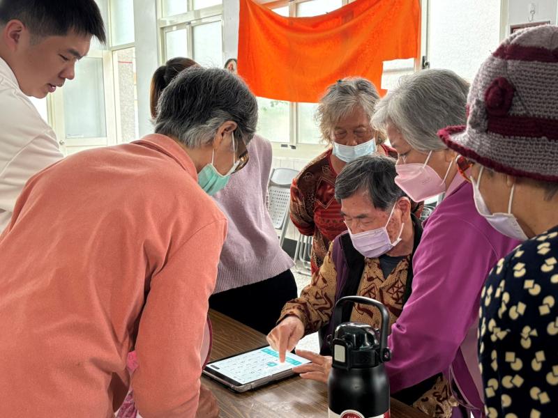 下課後，學員仍沉浸於益智遊戲中