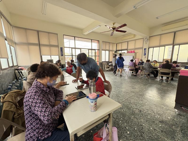 學員積極操作平板，了解基本功能。