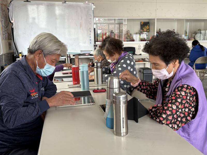學員開心探索平板功能，氣氛輕鬆愉快