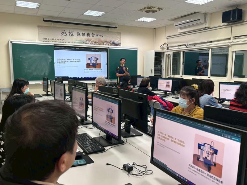 智國老師帶大家進入科技感滿滿的創客世界