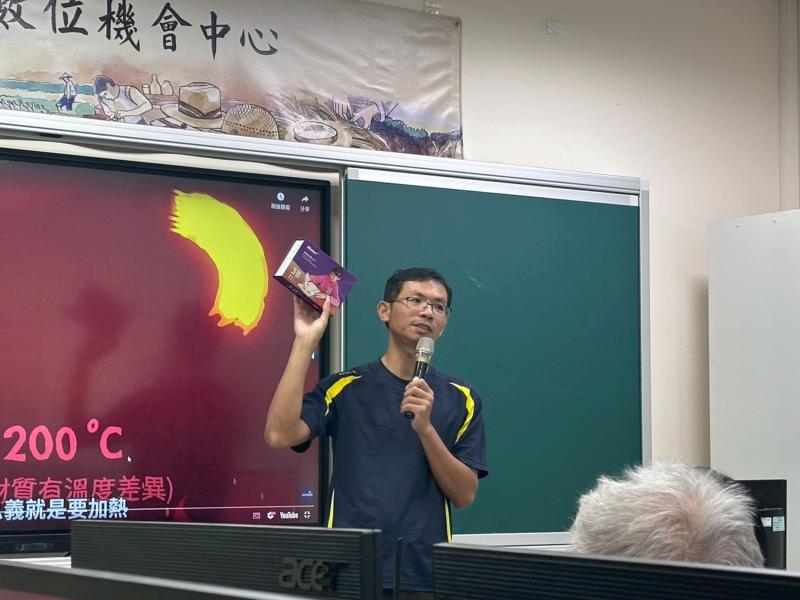 智國老師介紹3D列印的工具，圖為介紹手持式的3D列印機