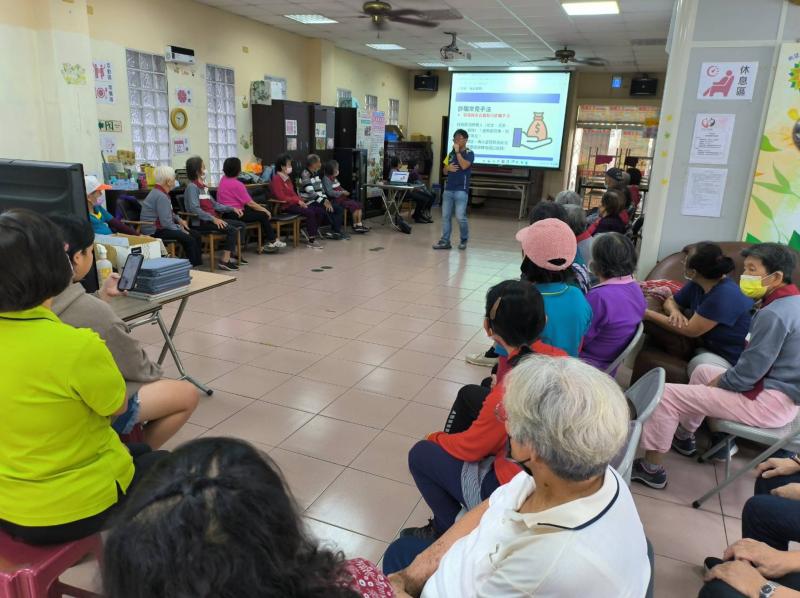 講師帶領學員認識 AI 詐騙的新樣貌。