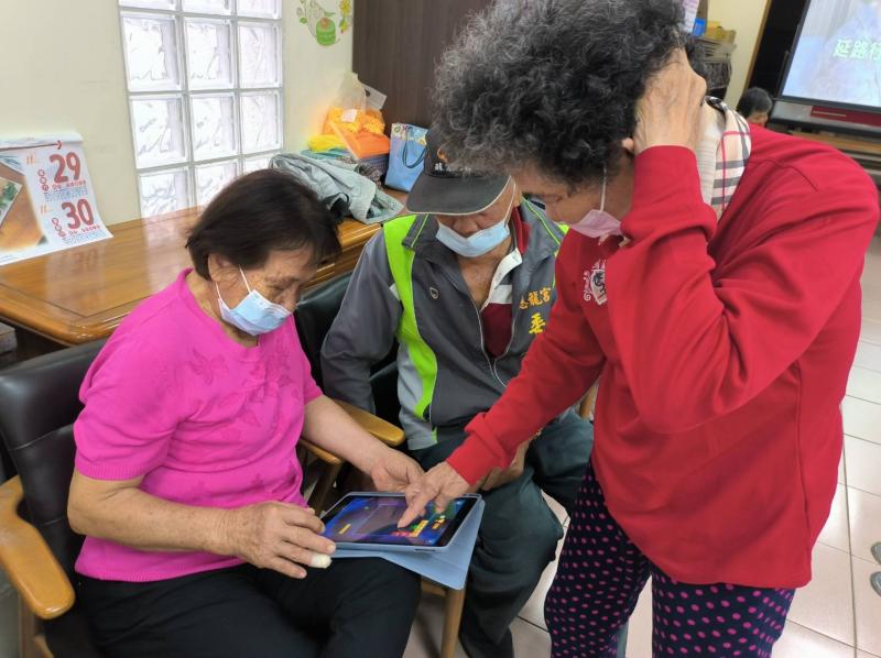 講師讓學員透過動腦遊戲放鬆收心。