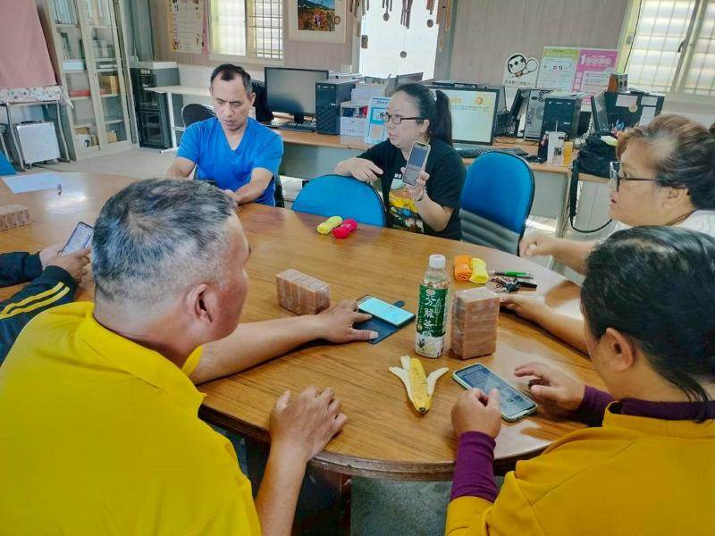 學員們互相協助，從中學習數位技能，氣氛輕鬆又充滿笑聲。