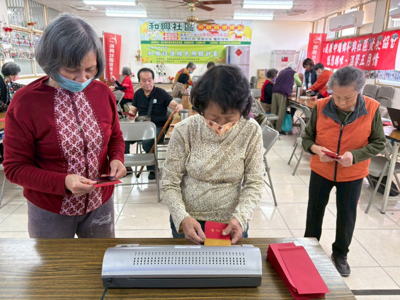 學員自己操作護貝機