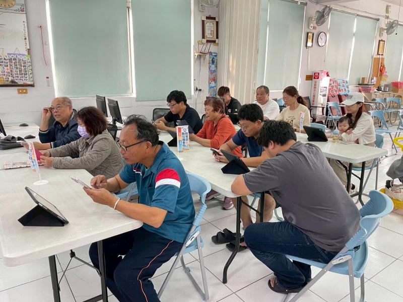 學員很認真操作