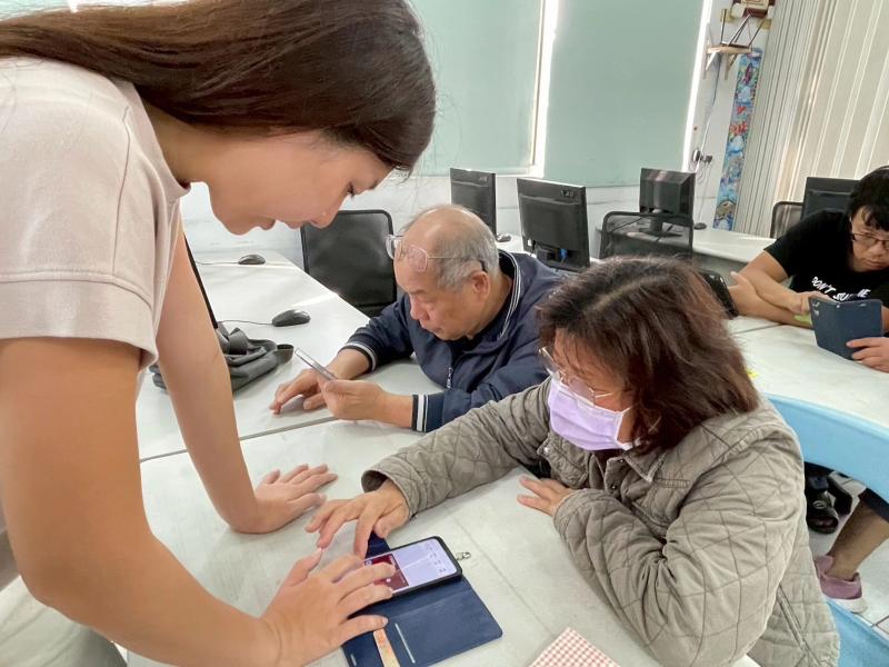 學員帶著另一伴一起來上課