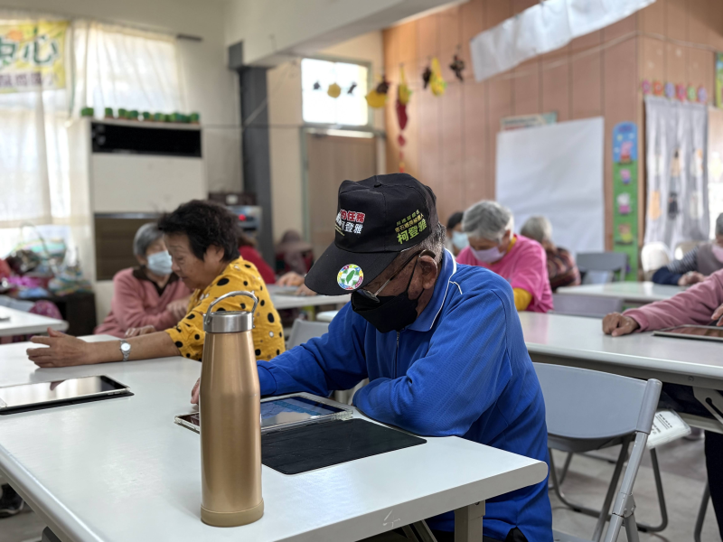 大家很投入的在滑iPAD