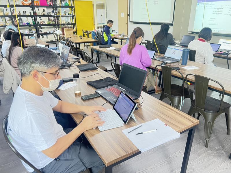 學員進行數位生活應用實作 學員於培訓課程中實際操作智慧型手機與電腦設備，學習數位服務平台操作與生活應用功能，透過實作方式提升數位使用熟悉度。