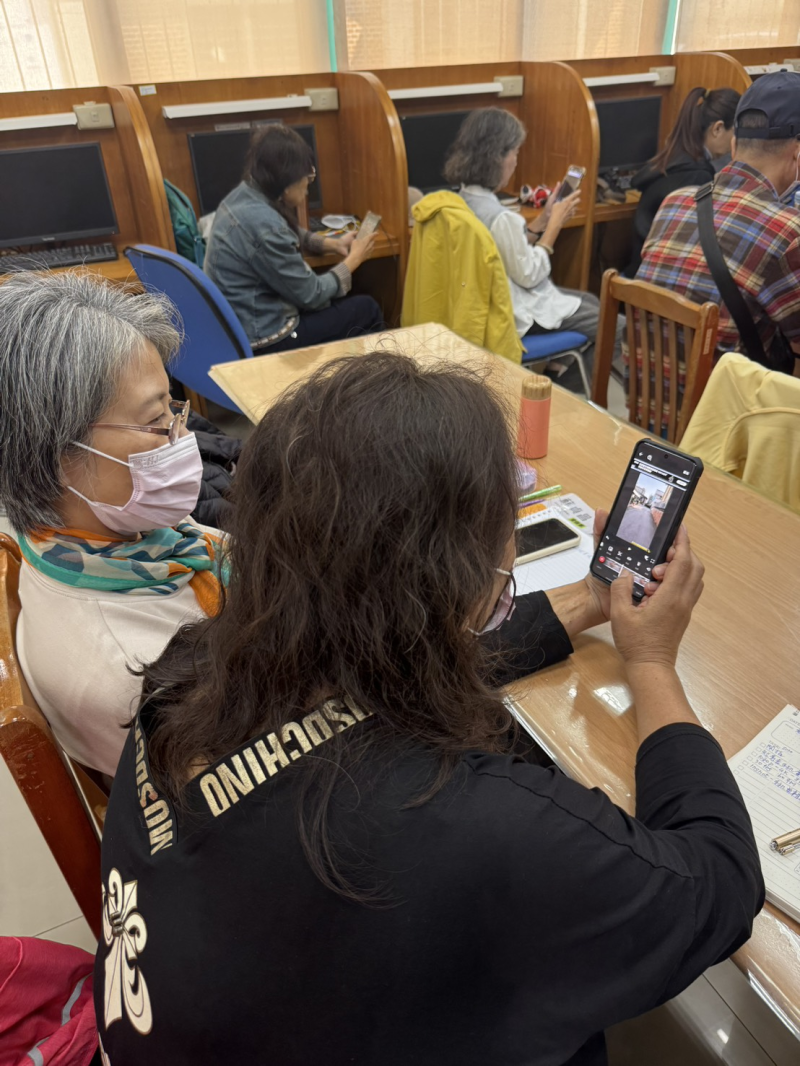 學員們互相討論運鏡編輯