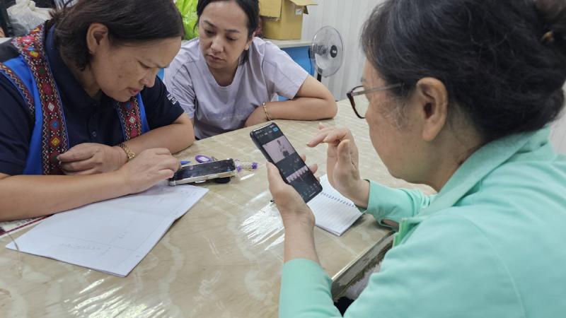 學員們分組或獨立拍攝影片，專心投入影片剪輯
